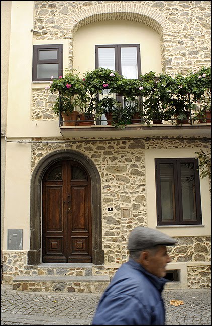 Balcone fiorito nel borgo di Savelli durante la Sagra del 2010