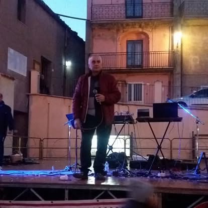 Spettacolo musicale e pubblico durante una passata Sagra della Castagna di Savelli
