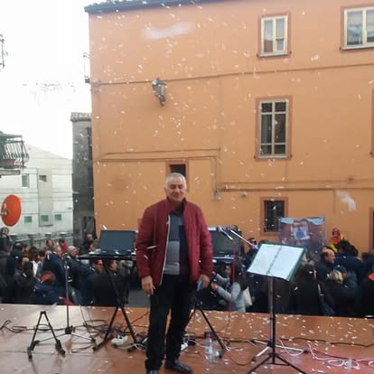 Pubblico raccolto nella piazza di Savelli durante la Sagra della Castagna
