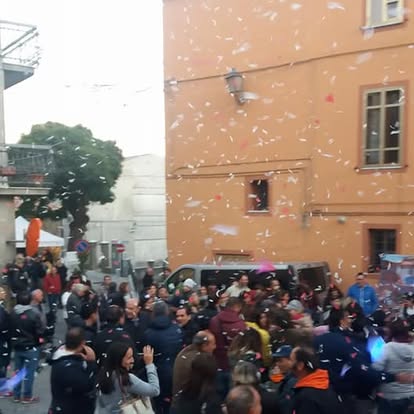 Famiglie e visitatori nella piazza di Savelli durante la Sagra della Castagna