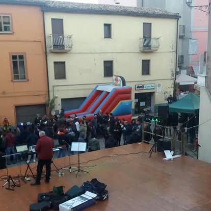 Palco e pubblico nel centro di Savelli durante la Sagra della Castagna
