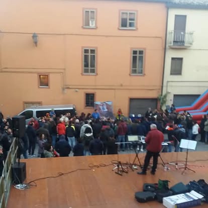Musicisti e pubblico alla Sagra della Castagna di Savelli