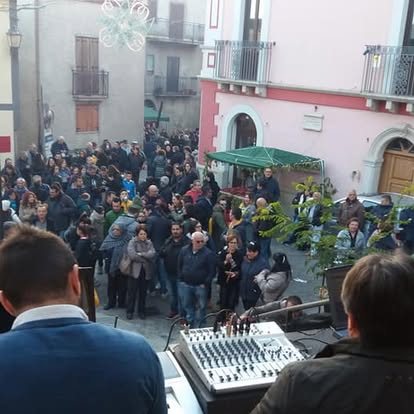 Esibizione musicale nella piazza di Savelli durante la Sagra della Castagna