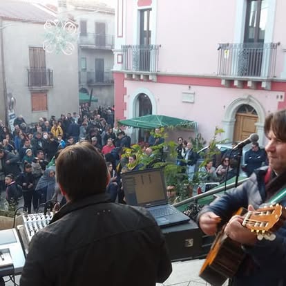 Visitatori tra gli stand del centro storico durante la Sagra della Castagna di Savelli