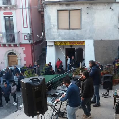 Pubblico davanti al palco durante una passata Sagra della Castagna di Savelli