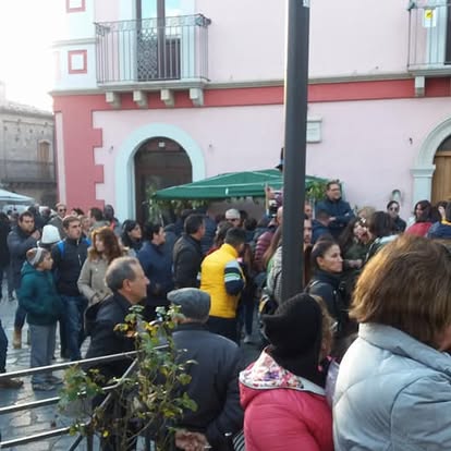 Centro di Savelli animato dai visitatori della Sagra della Castagna
