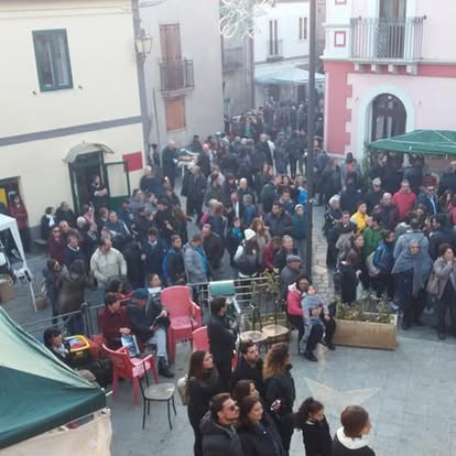 Folla nel borgo di Savelli durante una passata edizione della Sagra della Castagna