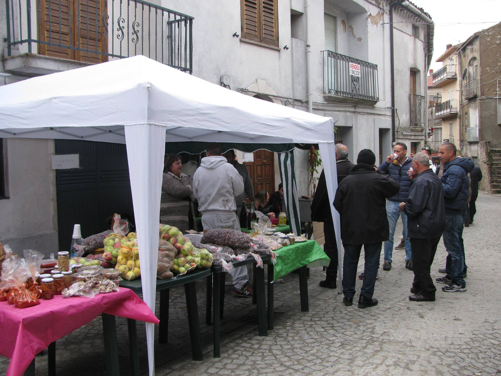 Bancarelle e visitatori tra le vie di Savelli durante la Sagra della Castagna 2015