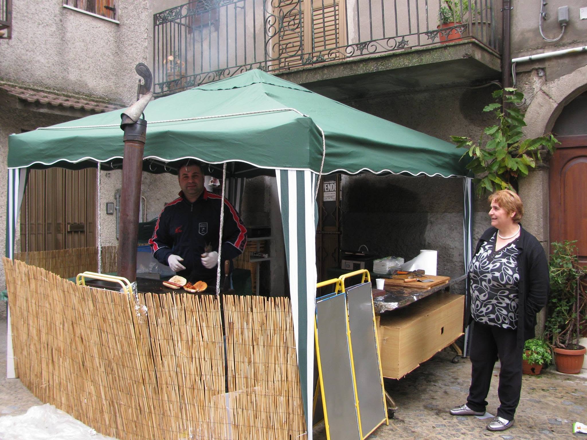 Stand gastronomico nel centro storico durante la Sagra della Castagna 2015