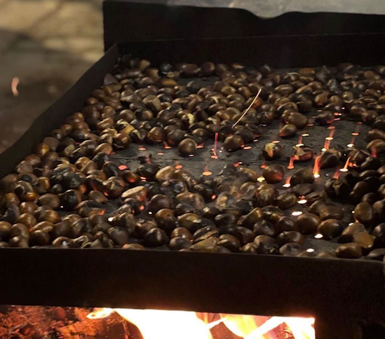 Caldarroste sul fuoco alla Sagra della Castagna di Savelli 2025