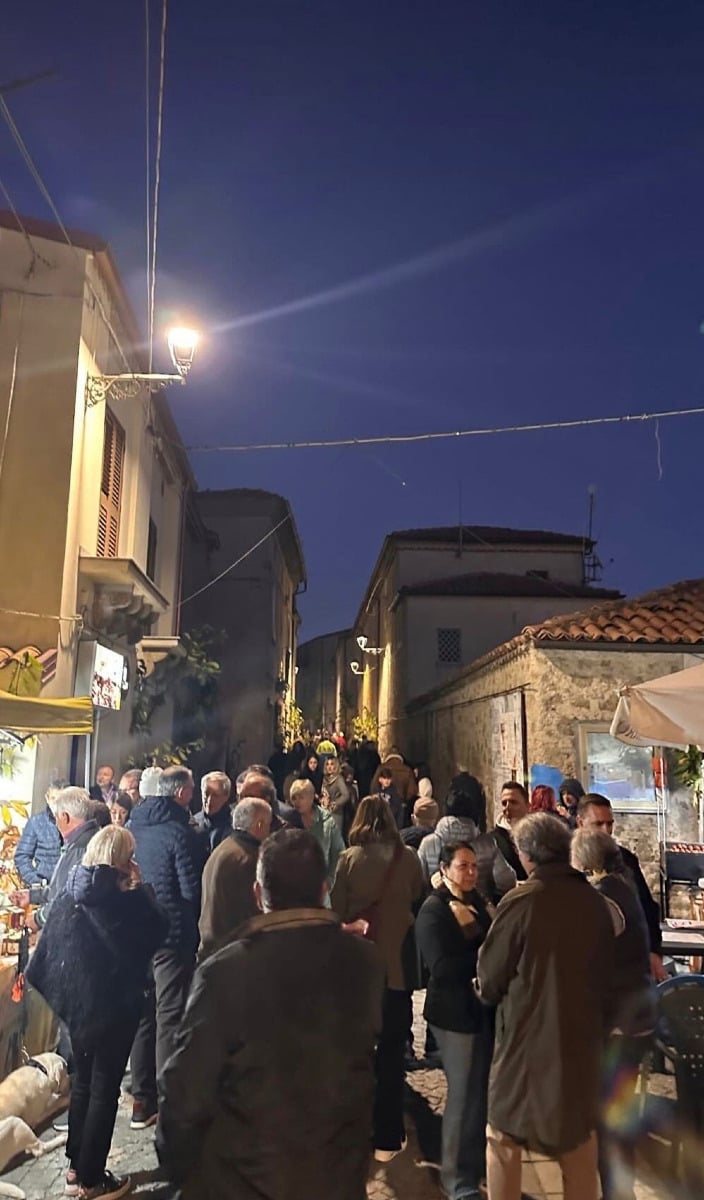 Visitatori tra gli stand della Sagra della Castagna di Savelli 2025