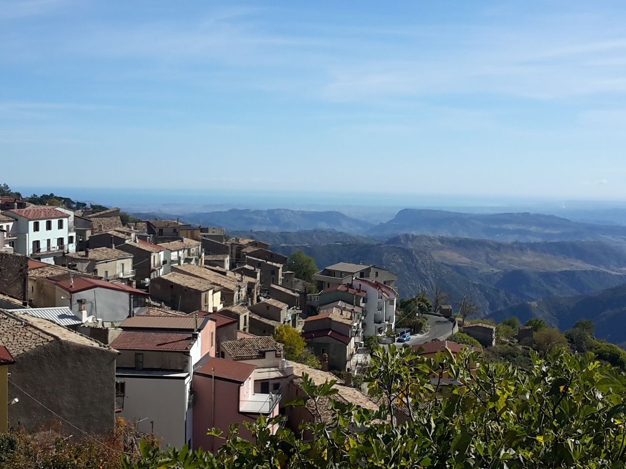 Panorama del centro storico di Savelli e delle montagne circostanti