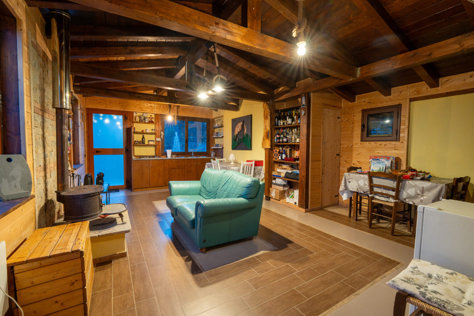 Interno in legno del Rifugio di Tore